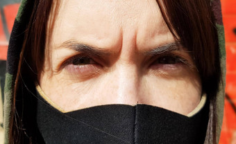 肖像女人保护黑色的面具在户外破碎的墙冠状病毒空气污染概念女孩穿保护面具保护流感大流行