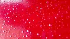 红色的车雨水滴收集前金属表面红色的水滴摘要背景