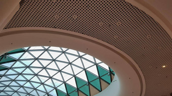 钢结构屋顶天花板使金属玻璃蓝色的天空背景现代光滑的购物体系结构购物中心