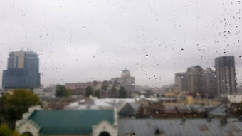 湿窗口滴背景秋天城市多云的天气视图窗口雨水下降玻璃窗口雨模糊背景城市场景
