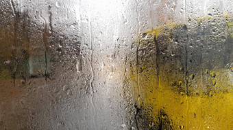 雨后窗口车秋天内部视图路移动汽车城市窗口车雨滴开车车场视图后窗口