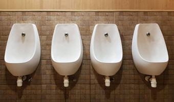 小便池排平铺的墙现代男人的<strong>公共厕所</strong>。。。隐私