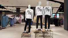 模特穿白色t恤百分比出售标志购物购物中心促销活动广告购物黑色的星期五概念乌克兰基辅9月