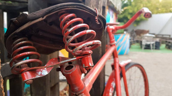 复古的古董红色的自行车关闭迷人的概<strong>念经</strong>典被遗弃的自行车