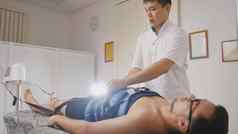 整骨疗法的医生执行过程伸展运动脊柱脊椎按摩疗法亚洲藏文医学