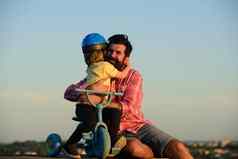 儿子拥抱父亲爸爸孩子玩夏天假期爱为父之道家庭概念父亲的一天孩子支持
