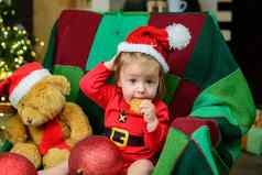 可爱的婴儿脸圣诞老人他圣诞节树品尝圣诞节甜蜜的对待快乐童年孩子一年一年孩子们
