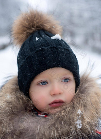 可爱的男孩冬天衣服孩子冬天衣服走雪可爱的男孩肖像男孩雪迷人的男孩有趣的在户外