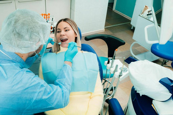 牙<strong>医保</strong>护面具坐在对待病人牙科办公室