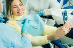 牙医保护面具坐在病人需要照片工作