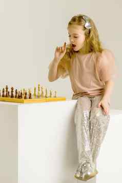 女孩玩国际象棋有创意的教育孩子