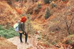 女旅游背包欣赏山风景