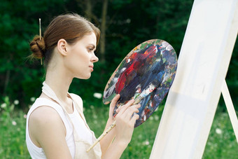 女人艺术家油漆调色板画架自然画