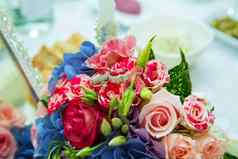 多色的婚礼花束花婚礼花束珍珠环婚礼花束使多色的玫瑰环