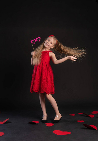 面具护目镜心爱红色的情人节设计地板上心美丽的空间灵感情绪礼物红色的衣服女孩光着脚