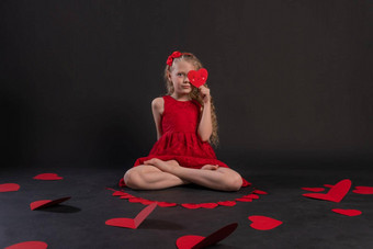 纸情人节心红色的情人节一天设计地板上心结婚了浪漫2月艺术梦想感觉快乐红色的衣服女孩光着脚
