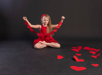 纸心快乐情人节一天地板上心浪漫爱感觉黑色的红色的衣服女孩光着脚