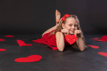肘部纸心情人节情人节背景情人节一天地板上心浪漫空间横幅事件公式爱框架红色的衣服女孩光着脚