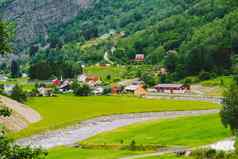 挪威山景观国家房子空中视图挪威村弗拉姆村弗拉姆铺设银行河弗拉姆挪威