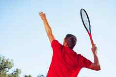 年轻的专业网球球员服务