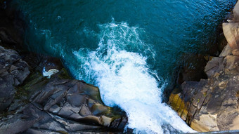 瀑布前底前视图流水流石头岩石山瀑布空中景观山岩石级联河流自然风景优美的背景