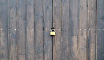 木表面变形棕色（的）木板关闭生锈的锁关闭木门金属锁棕色（的）木通过锁