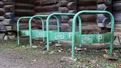 金属自行车停车画绿色自行车农村木房子存储空间两轮车辆