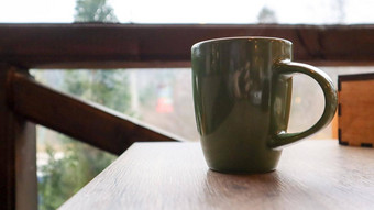 绿色杯茶咖啡木表格阳台俯瞰街热喝表格阳台夏天咖啡馆软焦点