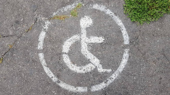禁用停车象征禁用湾标志着人轮椅标志灰色的沥青大停车很多关闭视图