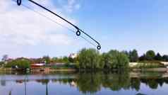 钓鱼杆背景美丽的湖背景