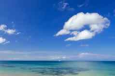海洋景观蓝色的多云的天空帆船