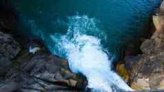 瀑布前底前视图流流石头岩石山瀑布空中景观山岩石级联河流自然风景优美的背景图片