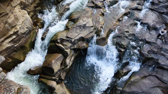 瀑布前视图前视图流水流石头岩石山瀑布空中景观山岩石级联河流自然风景优美的背景图片