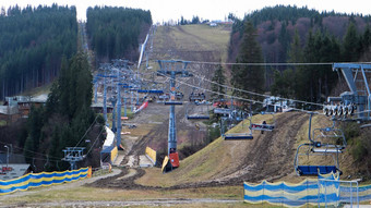 乌克兰bukovel11月秋天视图滑雪度假胜地升降椅背景秋<strong>天山</strong>山坡上基础设施建设冬天滑雪度假胜地