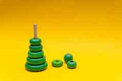 金字塔构建绿色孩子们木玩具环黄色的背景