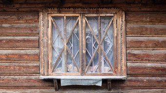 小木窗口传统的房子窗口关闭棕色（的）窗口木框架木板部分乡村木房子阳光明媚的夏天一天