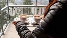 杯咖啡托盘手女孩女人杯手进入酒店的阳台早....喝咖啡山森林的观点