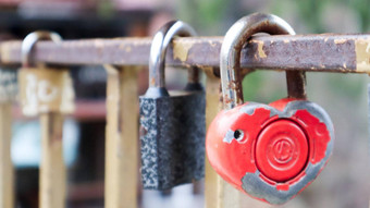 破旧的红色的锁形状心情人节一天爱概念挂锁挂金属栏杆标志永恒的爱传统连接城堡栅栏