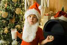 孩子圣诞老人老人需要饼干圣诞节夏娃礼物离开礼物感激的男孩女孩圣诞老人挑选饼干圣诞老人挑选饼干玻璃牛奶首页