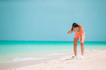 适合年轻的女人练习热带白色海滩运动服装