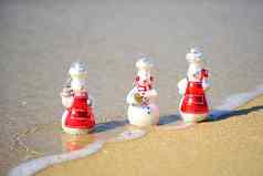 快乐一年圣诞节雪男人。海海滩圣诞节旅行假期热国家概念
