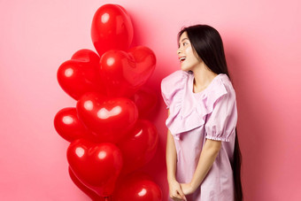浪漫爱概念浪漫的亚洲女孩感情同情空<strong>空间站</strong>红色的心气球情人粉红色的<strong>背景</strong>