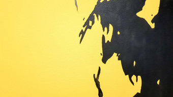 黑色的摘要油漆溅滴明亮的黄色的背景黑色的油漆溅黄色的背景概念艺术的想法油漆刷纹理黄色的黑色的背景