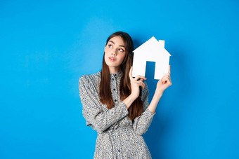 真正的房地产房地产经纪人保险概念梦幻美丽的成人女人思考房子显示纸首页断路标志站蓝色的背景