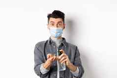 健康科维德流感大流行概念现代的家伙脸面具清洁手防腐剂洗手液瓶站白色背景