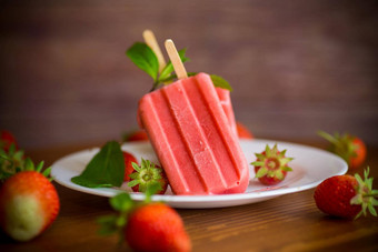自制的草莓冰奶油坚持使新鲜的草莓板