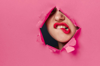 快乐的女人海报洞粉红色的背景红色的嘴唇