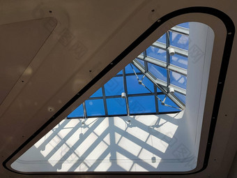 钢结构屋顶天花板使金属玻璃蓝色的天空背景现代光滑的购物体系结构购物中心