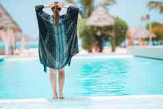 女人放松池奢侈品酒店度假胜地享受完美的海滩假期假期