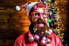 快乐圣诞节快乐一年圣诞节脸有胡子的圣诞老人圣诞节人庆祝活动一年肖像有趣的圣诞老人老人